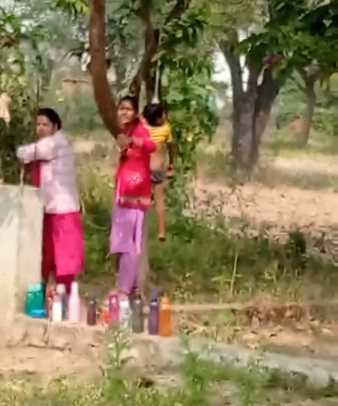 पेड़ से उल्टा लटकाया मासूम! आरोपी शिक्षिका निलंबित, स्कूल को नोटिस