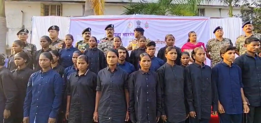 अबूझमाड़ में शांति की बड़ी पहल: 28 नक्सलियों ने समर्पण किया, बस्तर आईजी के समक्ष हथियार डाले