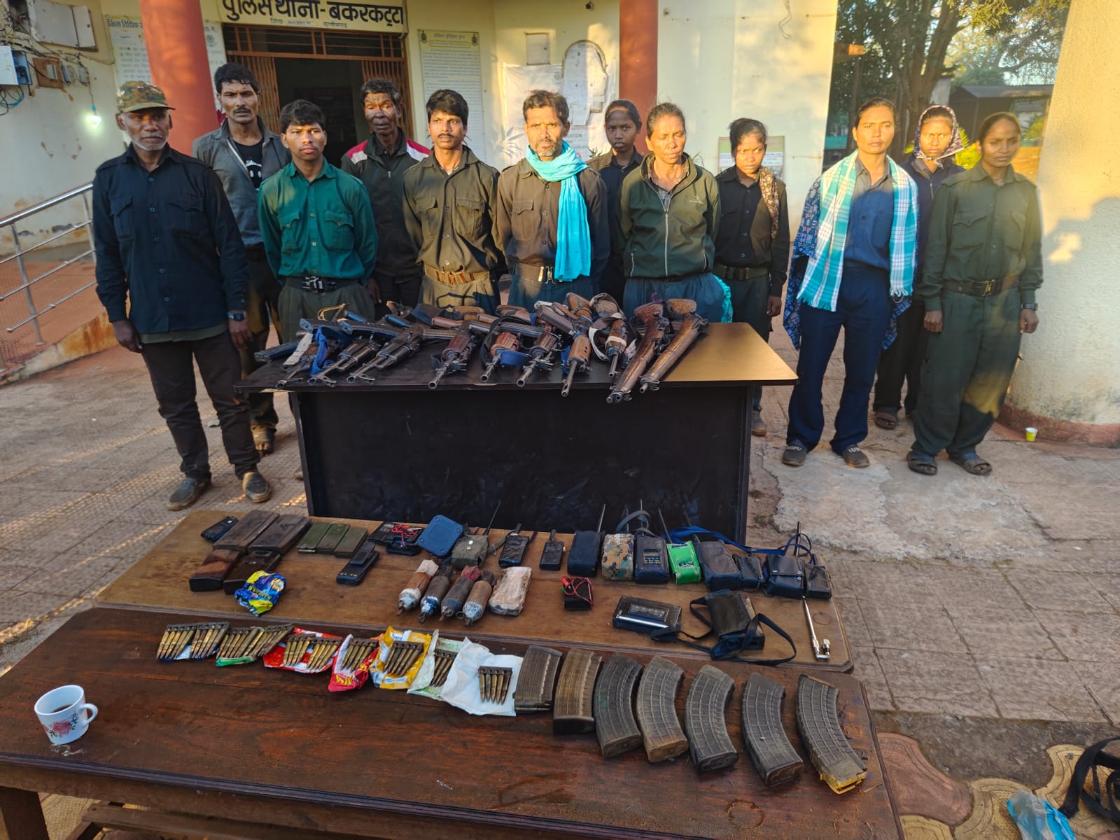 MMC ज़ोन में बड़ी सफलता: 12 नक्सलियों ने हथियारों के साथ किया आत्मसमर्पण