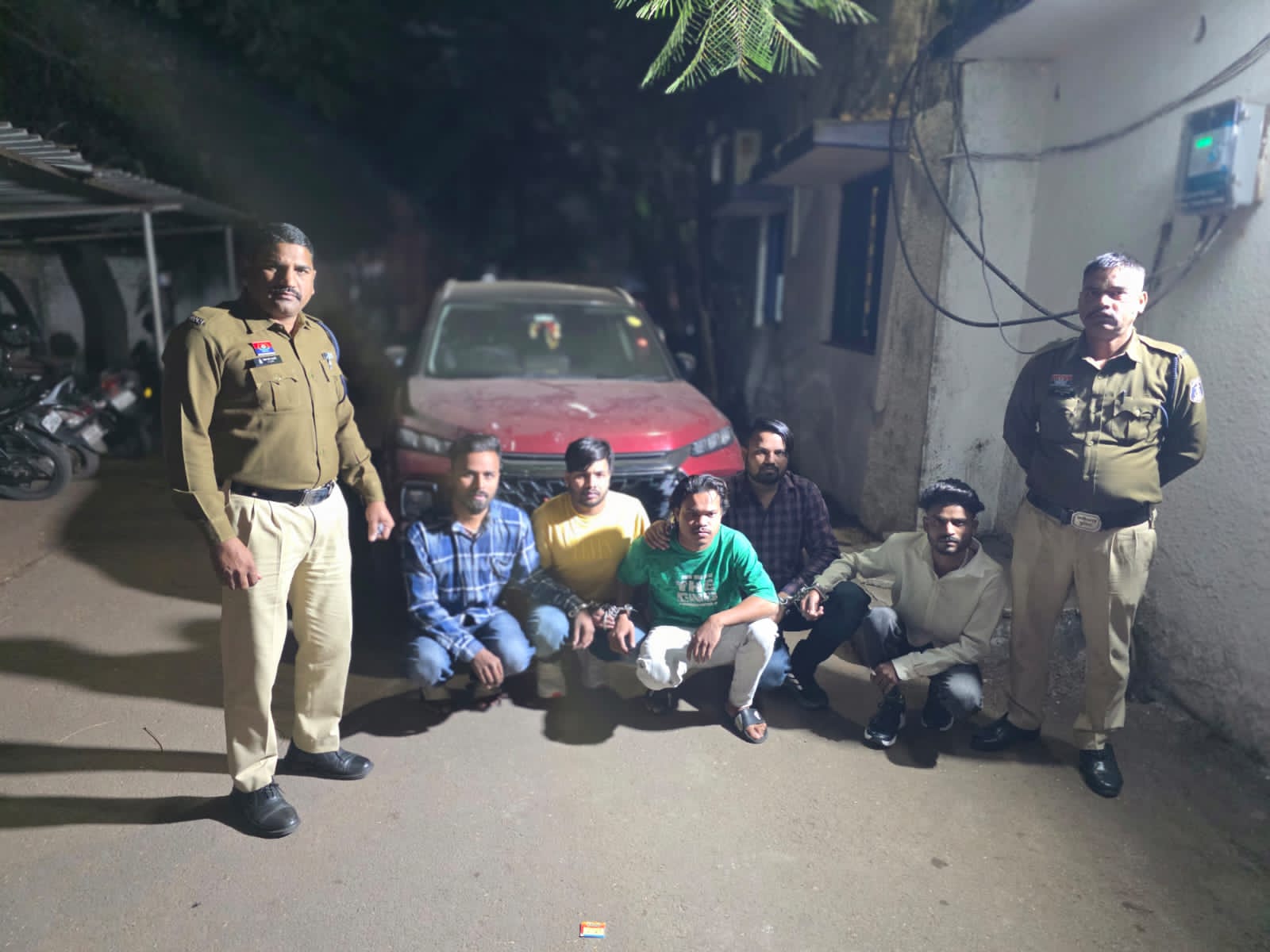 सड़क पर आतिशबाजी कर बर्थडे मनाने वालों पर रायपुर पुलिस की बड़ी कार्रवाई, 5 आरोपी गिरफ्तार – गाड़ी भी जब्त