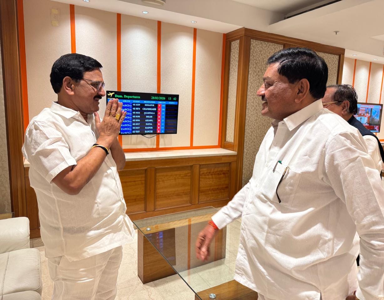 कोलकाता विमानतल पर केंद्रीय मंत्री बी. श्रीनिवास वर्मा से सौजन्य भेंट, छत्तीसगढ़ आने का निमंत्रण स्वीकार