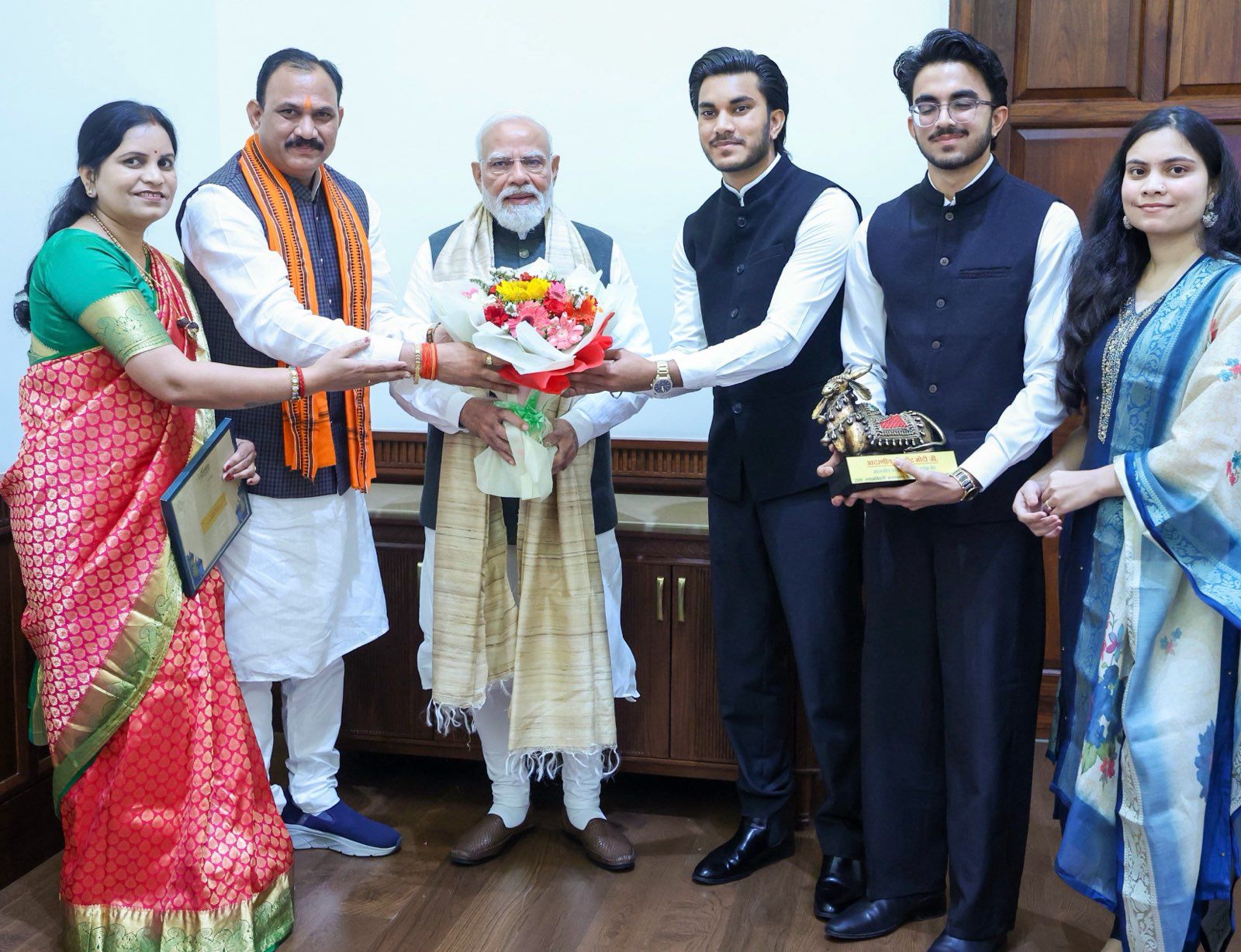 बिटिया की शादी का कार्ड लेकर पीएम मोदी से मिले स्वास्थ्य मंत्री, प्रधानमंत्री ने दिया स्नेहिल आशीर्वाद