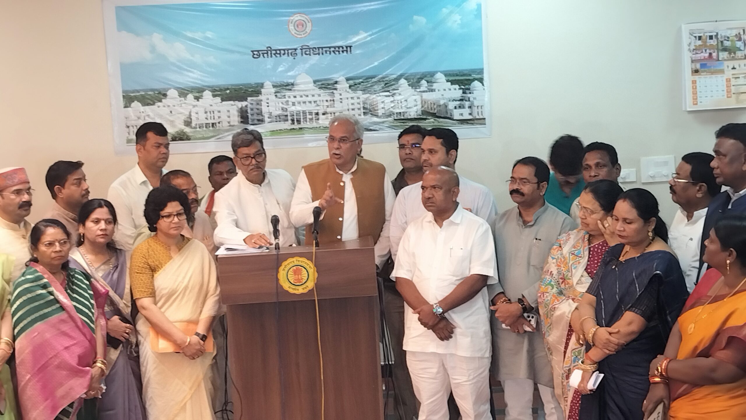 “चूहे खा गए 62 करोड़ का धान!”—विधानसभा में हंगामा, स्थगन खारिज होने पर कांग्रेस विधायक निलंबित