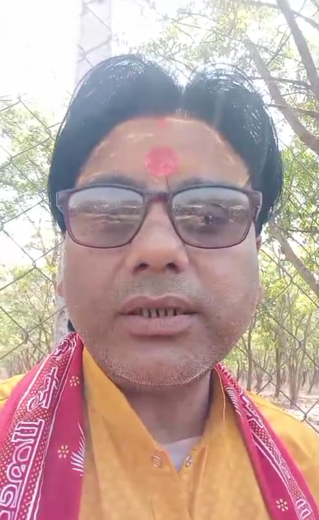 गुटखा खाते कथावाचक ने कैबिनेट मंत्री पर लगाए गंभीर आरोप, दक्षिणा नहीं मिलने पर विधानसभा के सामने धरना